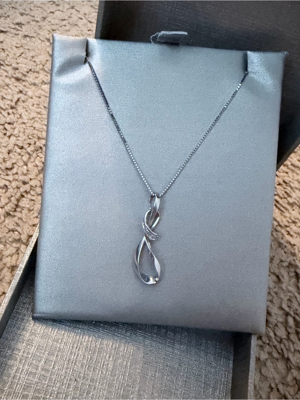 WHITE GOLD NECKLACE